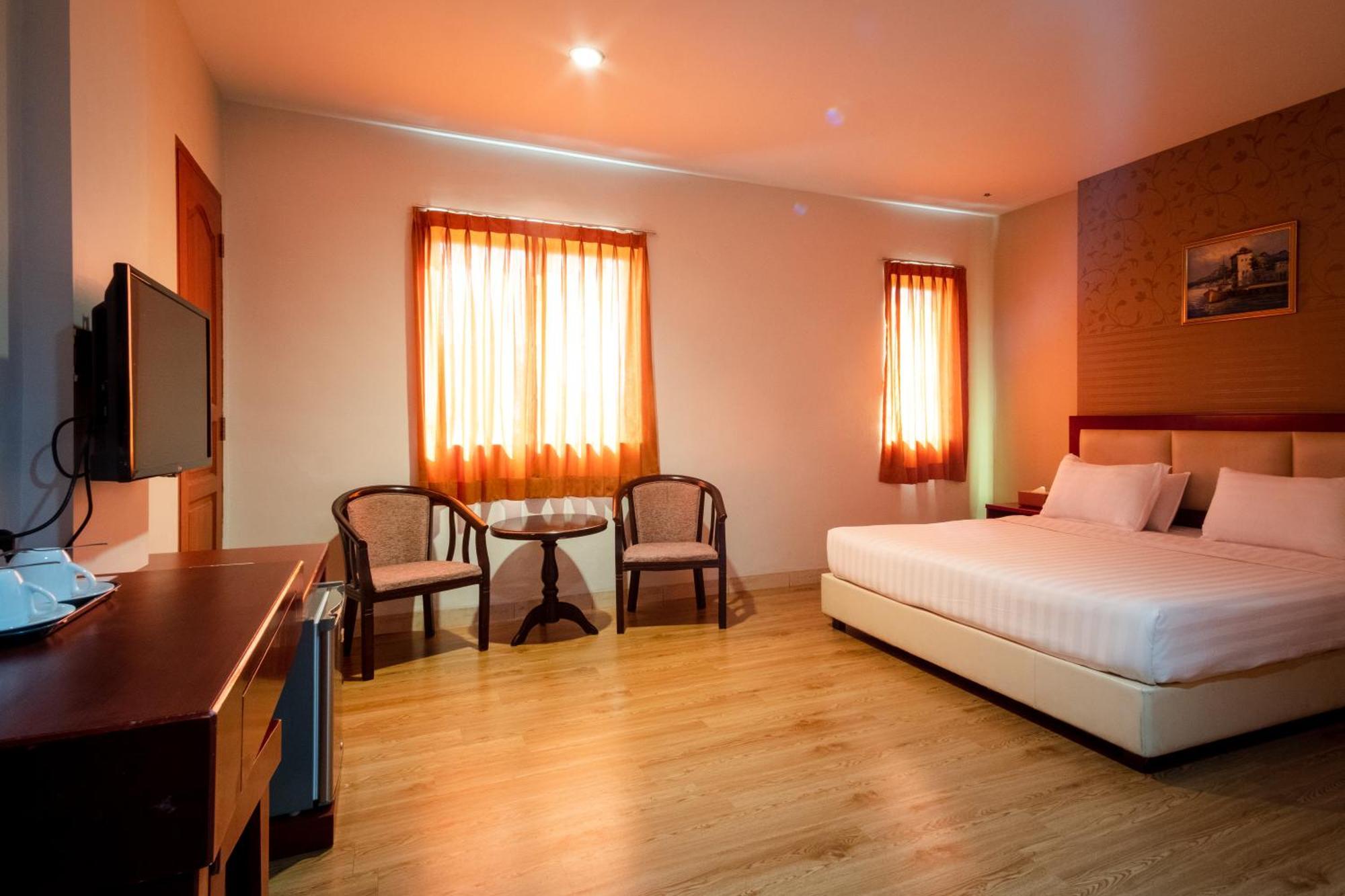Lovina Inn - Nagoya Batam Екстер'єр фото