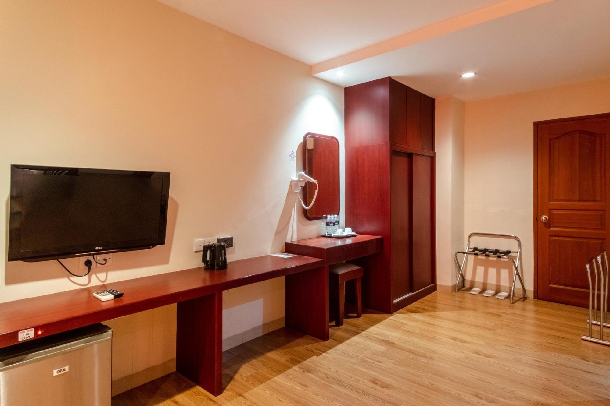 Lovina Inn - Nagoya Batam Екстер'єр фото