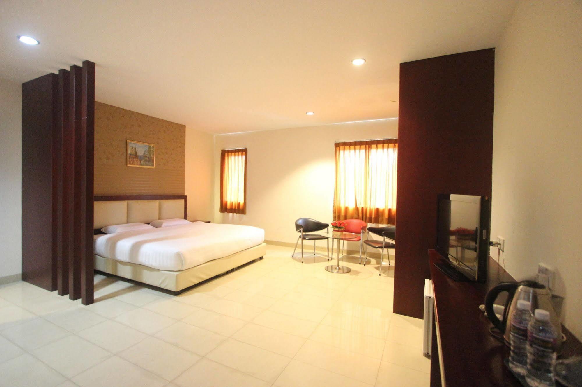 Lovina Inn - Nagoya Batam Екстер'єр фото