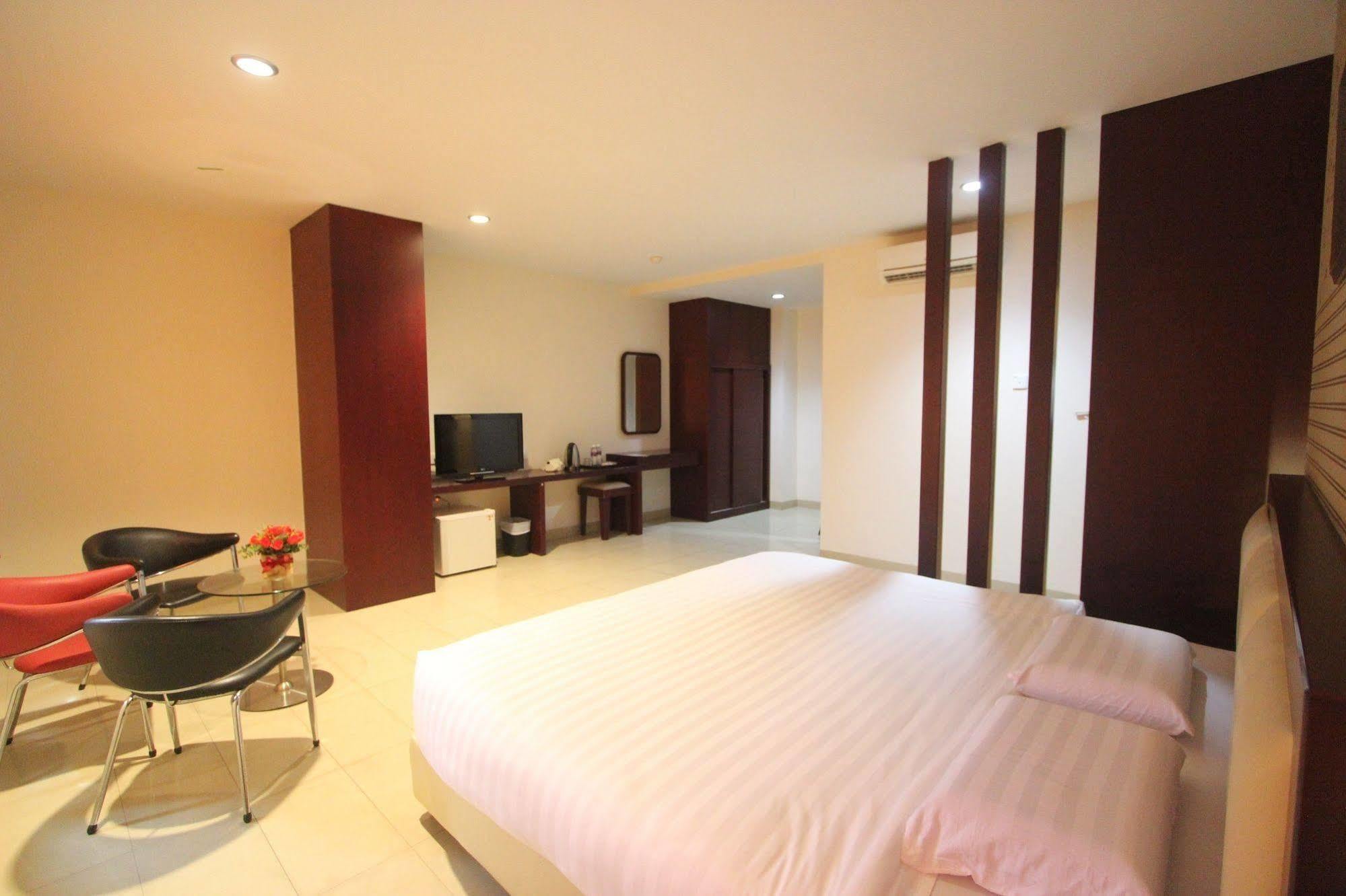 Lovina Inn - Nagoya Batam Екстер'єр фото